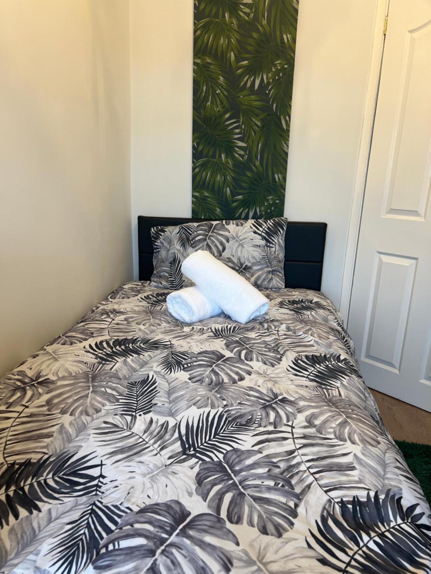 Double Room In Great Barr Near M5 - M6 - Parking - Tv Bed-Garden Birmingham Eksteriør billede